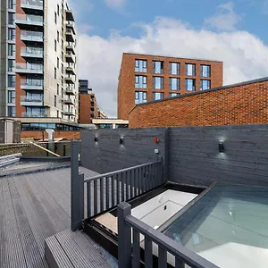 Brand New Luxury House - Sleeps 8 Holiday home London
